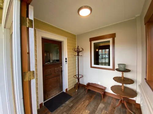 Cozy Cole St Home built in 1910 in Downtown Enumclaw