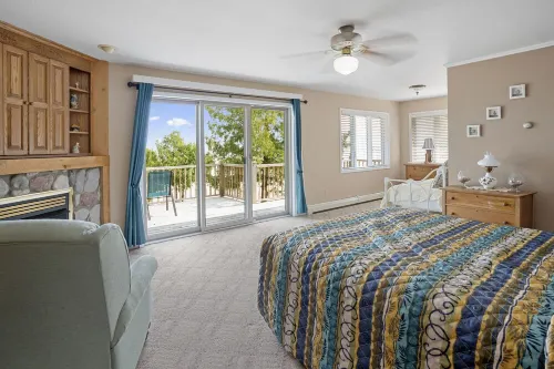#1 Thomas' Parkside Cottages, 4Br Lake Huron Beachfront w/ Balcony Views
