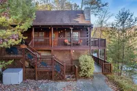 Cozy Cabin in the Hills. Hot Tub, Views, Pool Table, Pet Friendly and Much More