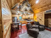New Cabin just minutes from Sylamore Creek and close to town!
