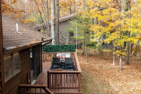 Charming 4-bedroom home with Hot Tub and Pool Table in Massanutten Resort