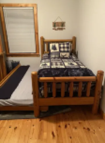 Cabin in Country close to Lake w Hot Tub.