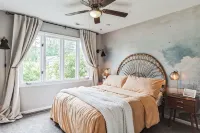 4 BR: 2 King Beds! 5 min from Main Gate, Sleeps 8! Hotel dekat Webster University