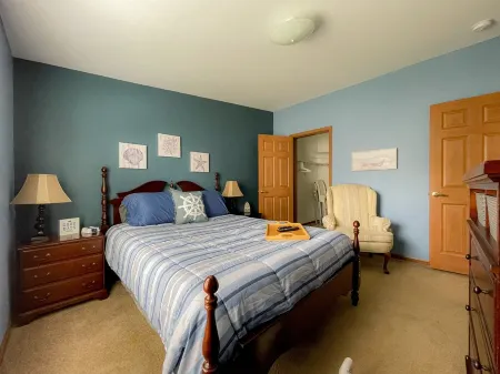 Vacation Delight-Two blocks from boat launch, park, beach and popular Newman St.