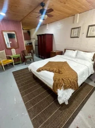 cozy home 2mls from beach access 10 mls to racetrack TRAILER parking available!! Отели рядом с достопримечательностью «W.I.S.E Private School»