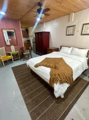 cozy home 2mls from beach access 10 mls to racetrack TRAILER parking available!! Hoteles en Port Orange