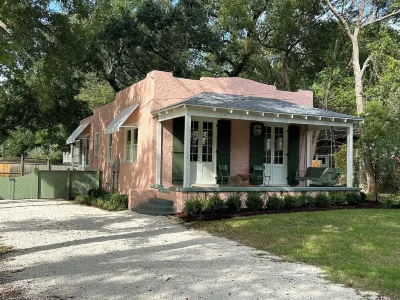 Charming Coastal Cottage in Fairhope, steps away from Mobile Bay Hotels near Museum Plaza