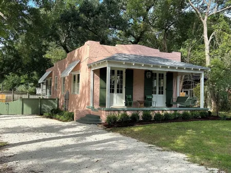 Charming Coastal Cottage in Fairhope, steps away from Mobile Bay
