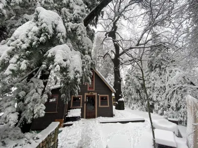 Fairytale Themed Secluded Cabin- Pets ok, King Bed, Fast Wi-Fi! Hotels near Lake Arrowhead Branch Library