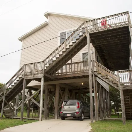 HATTERAS VILLAGE 4 BEDROOM - WALK TO OCEAN, MARINA, SOUND
