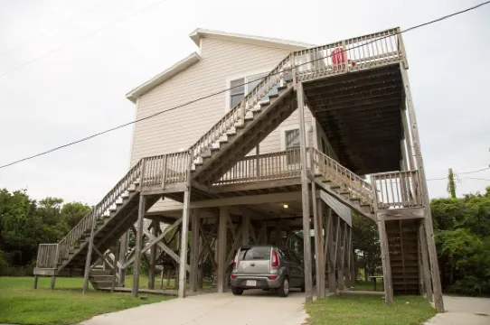 HATTERAS VILLAGE 4 BEDROOM - WALK TO OCEAN, MARINA, SOUND