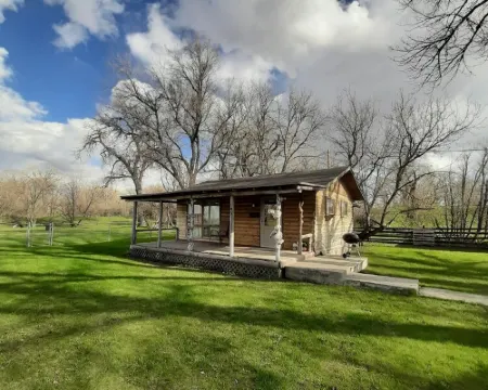 Deer Creek Pony Express Cabin Hotels in Converse County