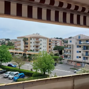 Flat with air-conditionning, close the town-center, the beaches,private parking.