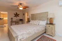 Waterfront & Privacy, Heated Pool  HotTub & waterfall, 60' Dock TikiHut, pets ok - 방갈로