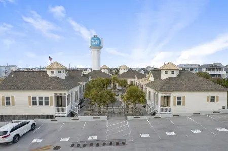 Sale! 5Star Reviews Luxury2 Bedroom House Pool, Steps from Ocean/Beach, Sleeps 4