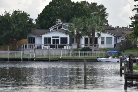 New Orleans Area Private 4BR waterfront home! Swim Boat Grill !!!!!