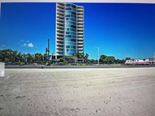 Floor to Ceiling Windows Overlook the Gulf of America's Pristine White Beaches - salle de sport