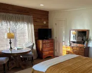 Peaceful Hills Retreat Lodge with a Great View,  a Pond, a Fireplace, Sleeps 10.