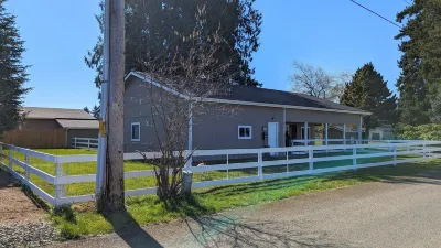 Spacious 2BR house. Pet friendly with fenced yard. Outdoor covered patio. Hotels near Harry Fain's Legion Park