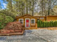Mirror Lake Red Door Guest House-On Mirror Lake and 1.2 Miles from Main Street! Ξενοδοχεία στην πόλη Highlands