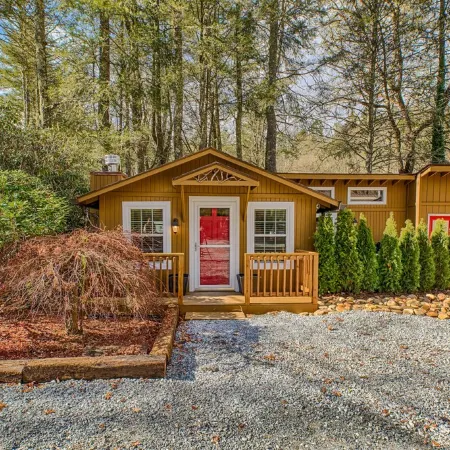 Mirror Lake Red Door Guest House-On Mirror Lake and 1.2 Miles from Main Street!