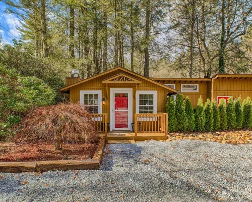 Mirror Lake Red Door Guest House-On Mirror Lake and 1.2 Miles from Main Street! Hotels in Highlands