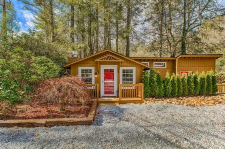 Mirror Lake Red Door Guest House-On Mirror Lake and 1.2 Miles from Main Street!