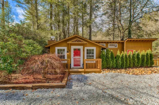 Mirror Lake Red Door Guest House-On Mirror Lake and 1.2 Miles from Main Street!