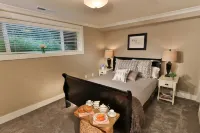 HEATED Swimming Pool, Hot Tub, Steps from Park, Dog Friendly