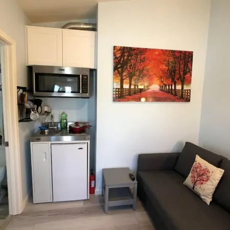 Elegant charming unit close to everything