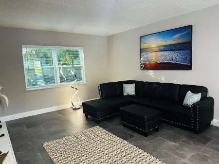 Charming 2-bedroom apartment with AC, WiFi in pleasant Delray Beach