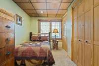 Cozy, Pet Friendly Mountain Getaway Minutes from Downtown Blue Ridge, GA