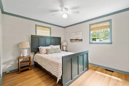 The Rabbit Hole - cozy retreat in downtown Travelers Rest. Отели рядом с достопримечательностью «White Rabbit Fine Arts Gallery»