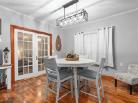 Centrally located, cozy, cottage style home in Paris, Arkansas. Hotels in Paris