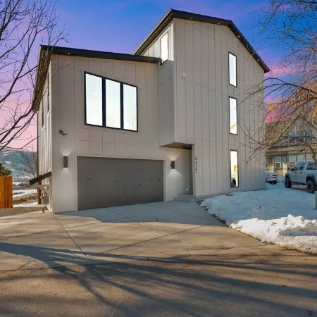 Creekside Cabin: Redlight, Yoga Studio, Sauna, & Cold Plunge; 10-min to skiing