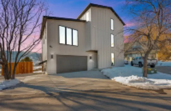 Creekside Cabin: Redlight, Yoga Studio, Sauna, & Cold Plunge; 10-min to skiing