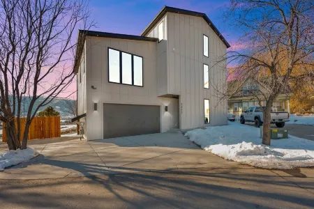 Creekside Cabin: Redlight, Yoga Studio, Sauna, & Cold Plunge; 10-min to skiing