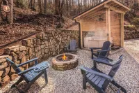 Charming 2-bedroom cabin close to Bryson City with AC, WiFi, Hot tub