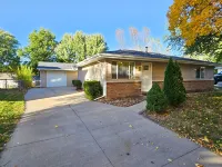 Luxury 4 Bed & 2 Bath Family-sized Home Minutes from Downtown & UNL