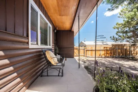 Steps from Mountain View Cafe! 2 bedroom attached  cabin w/fenced private yard!