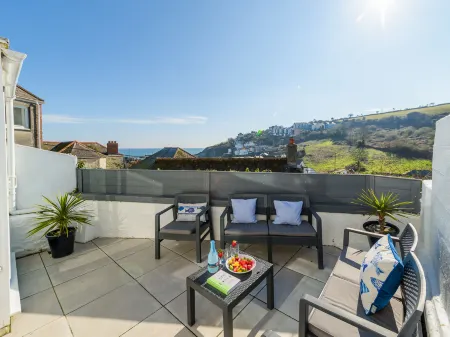 Lighthouse Watch Отели рядом с достопримечательностью «Heligan Caravan and Camping Park»