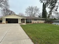 Spacious 4-bedroom house in terrific Menomonee Falls with WiFi, AC Hotels near Karl's Country Market (World Famous Sausage)