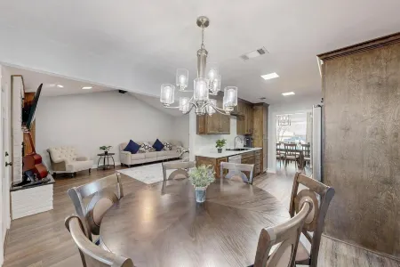 Spacious 5-Bedroom House with Wifi and Newly Furnished in Fabulous Arlington.