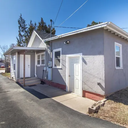 ⁂Centrally Located⁂Close to Downtown⁂Stocked Kitchen⁂