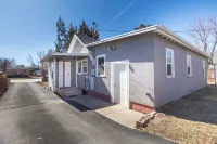 ⁂Centrally Located⁂Close to Downtown⁂Stocked Kitchen⁂