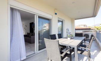 Elegant Coastal Haven Fully Renovated 3-Bedroom Apartment