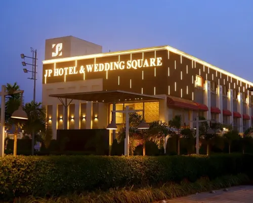 J P HOTEL AND WEDDING SQUARE Hotele w: Pilibhit