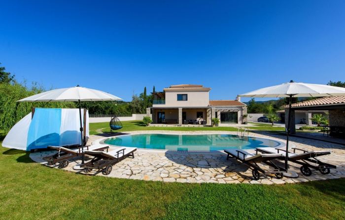 Villa Black White Dassia