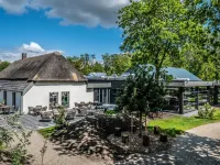 Lodge in Schaijk with Garden Terrace Hotels in Landerd