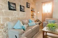 Villa Savona Sleeps 7 with Private Pool - parking